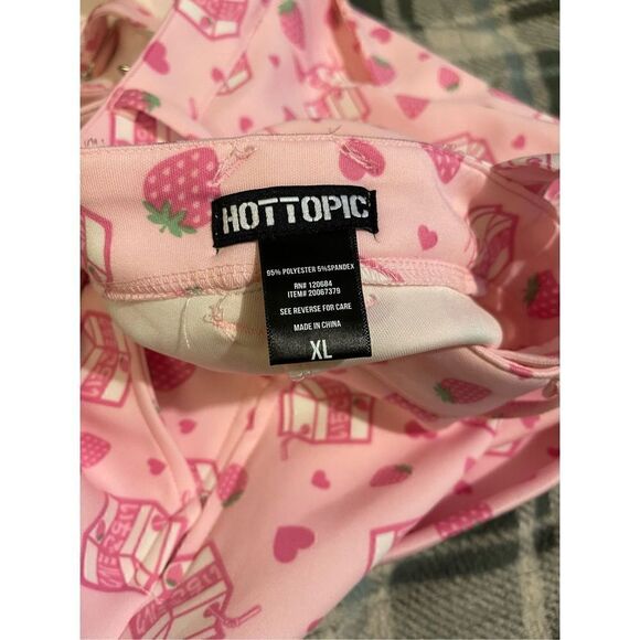 Hot Topic Sweet Society Strawberry Milk Shortalls Plus Size 1X Sold Out - Picture 6 of 6